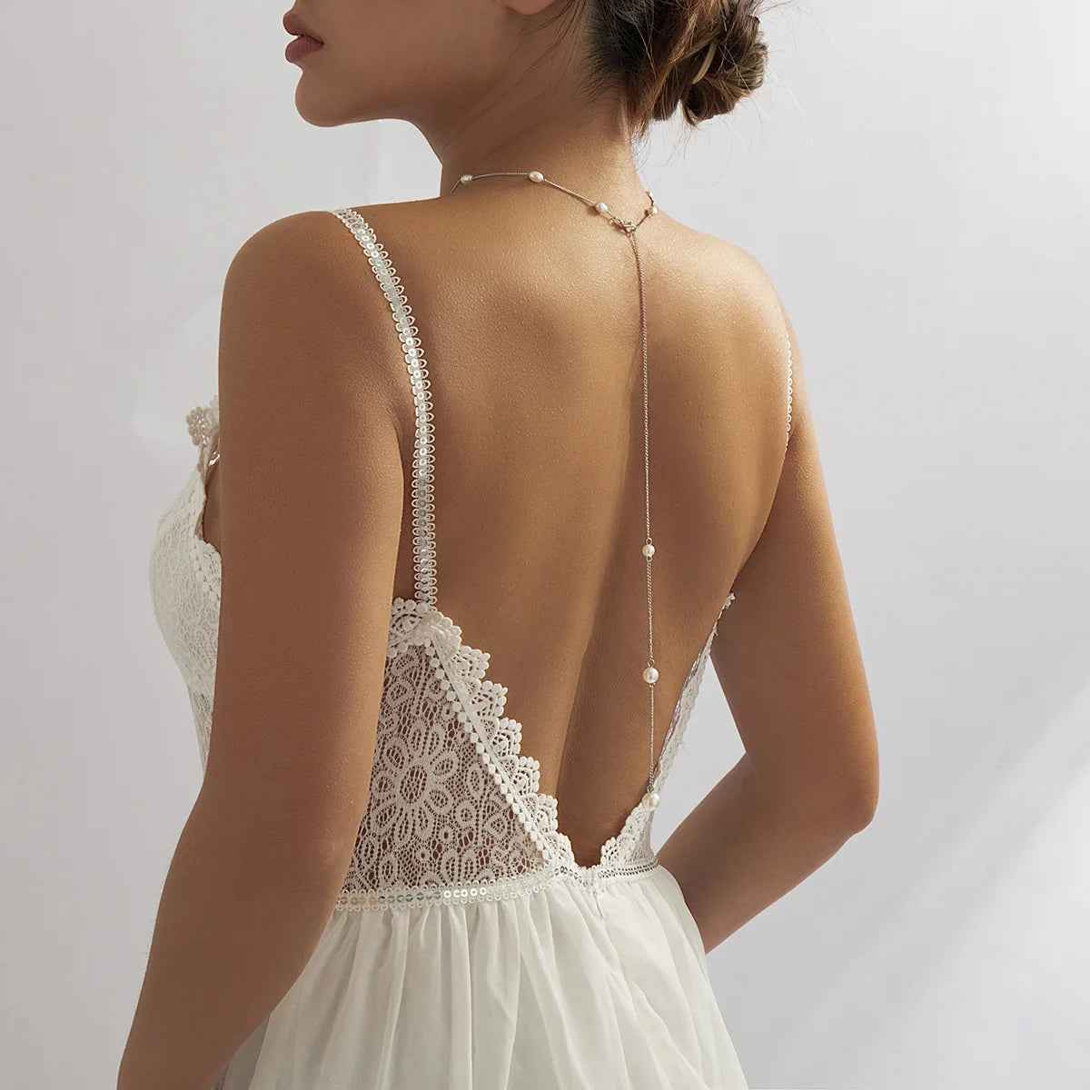 Femme portant un collier de dos