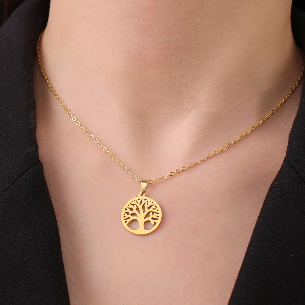 Femme portant un collier arbre de vie