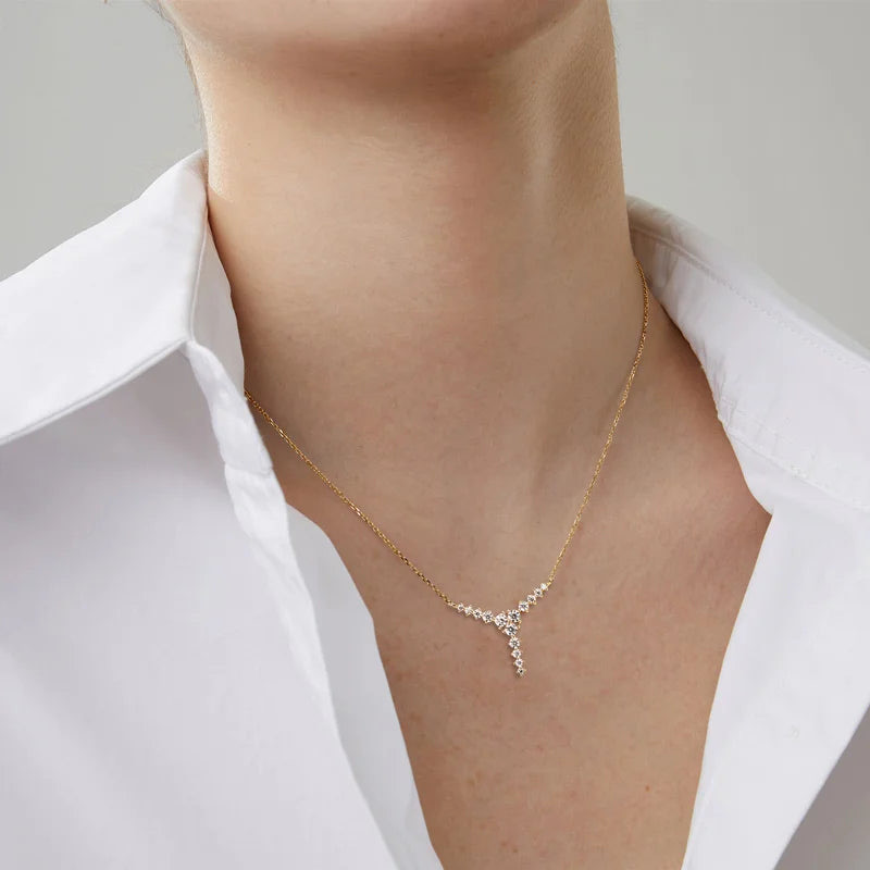 Femme portant un collier en y