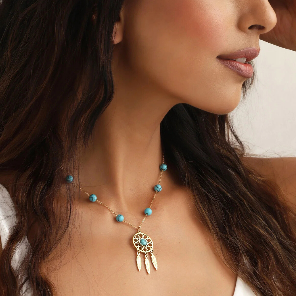 Femme portant un collier fantaisie
