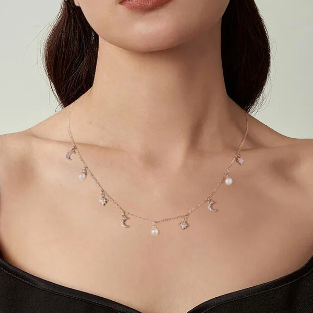 Femme portant un collier fin