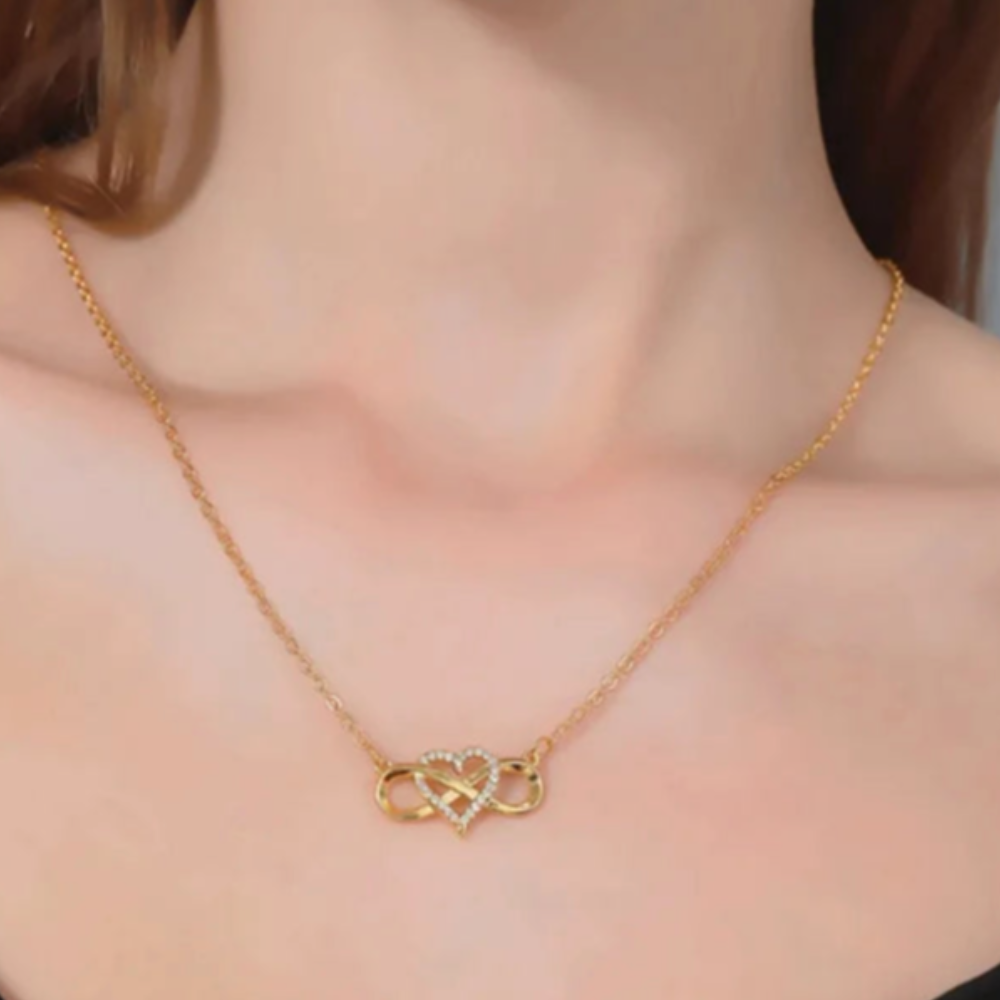 Femme portant un collier infini