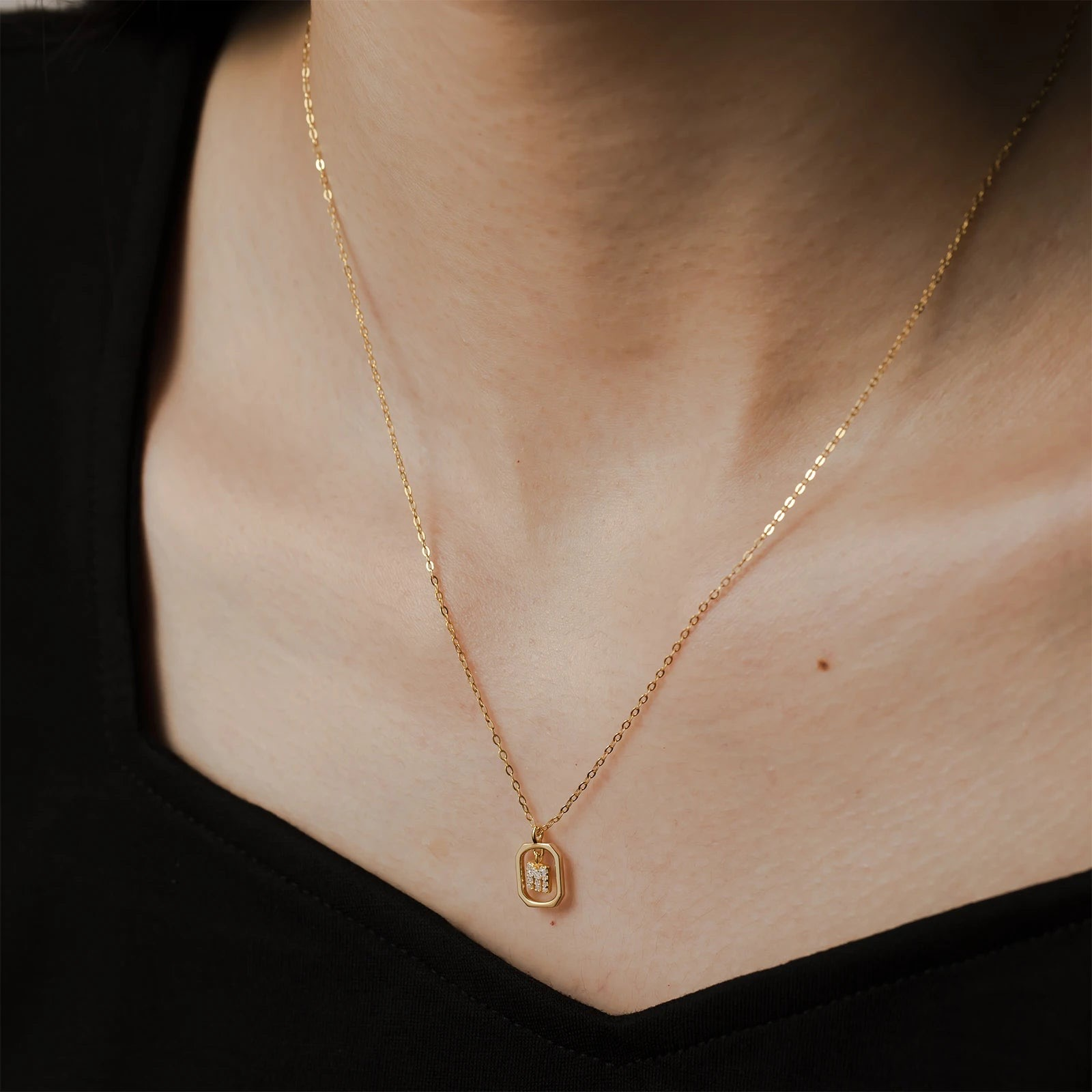 Femme portant un collier lettre
