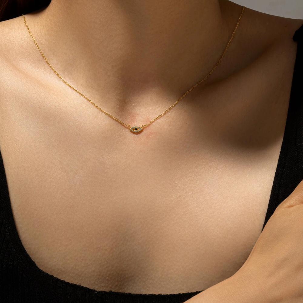 Femme portant un collier œil