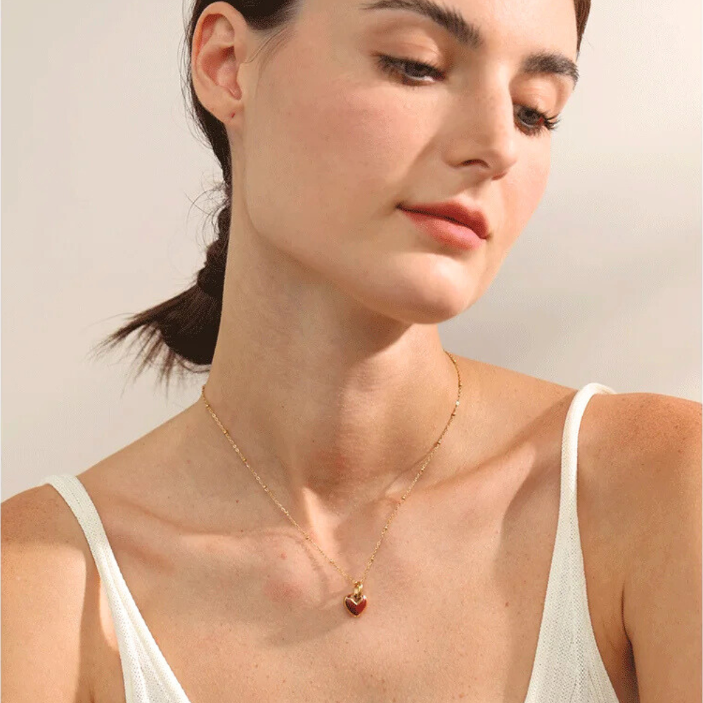 Femme portant un collier rouge