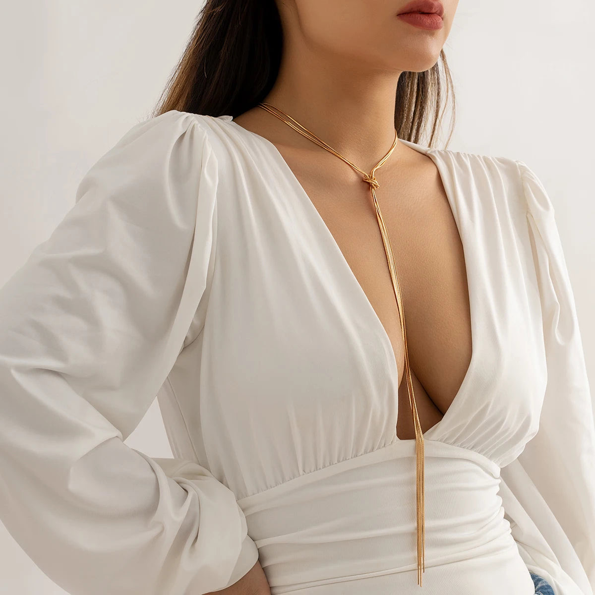 Femme portant un collier sautoir