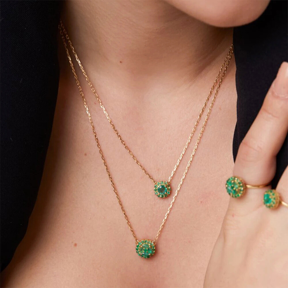 Femme portant deux colliers verts