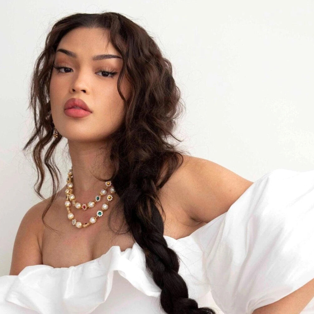 Femme portant un collier vintage