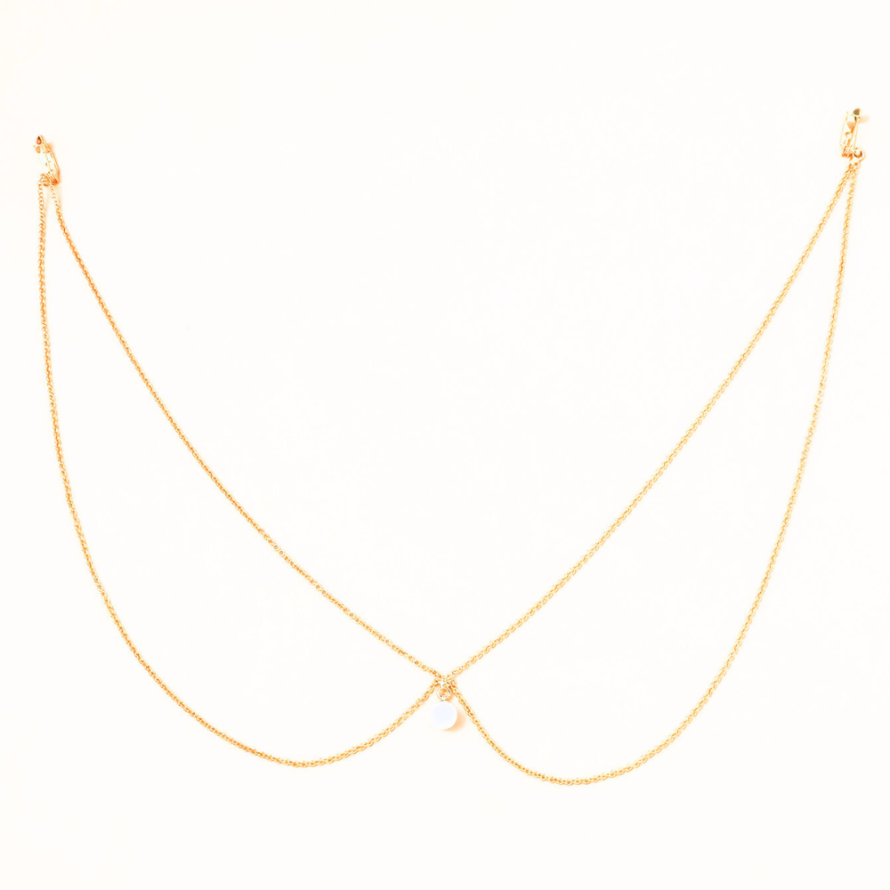 Collier de dos avec un petit pendentif en forme de boule blanche