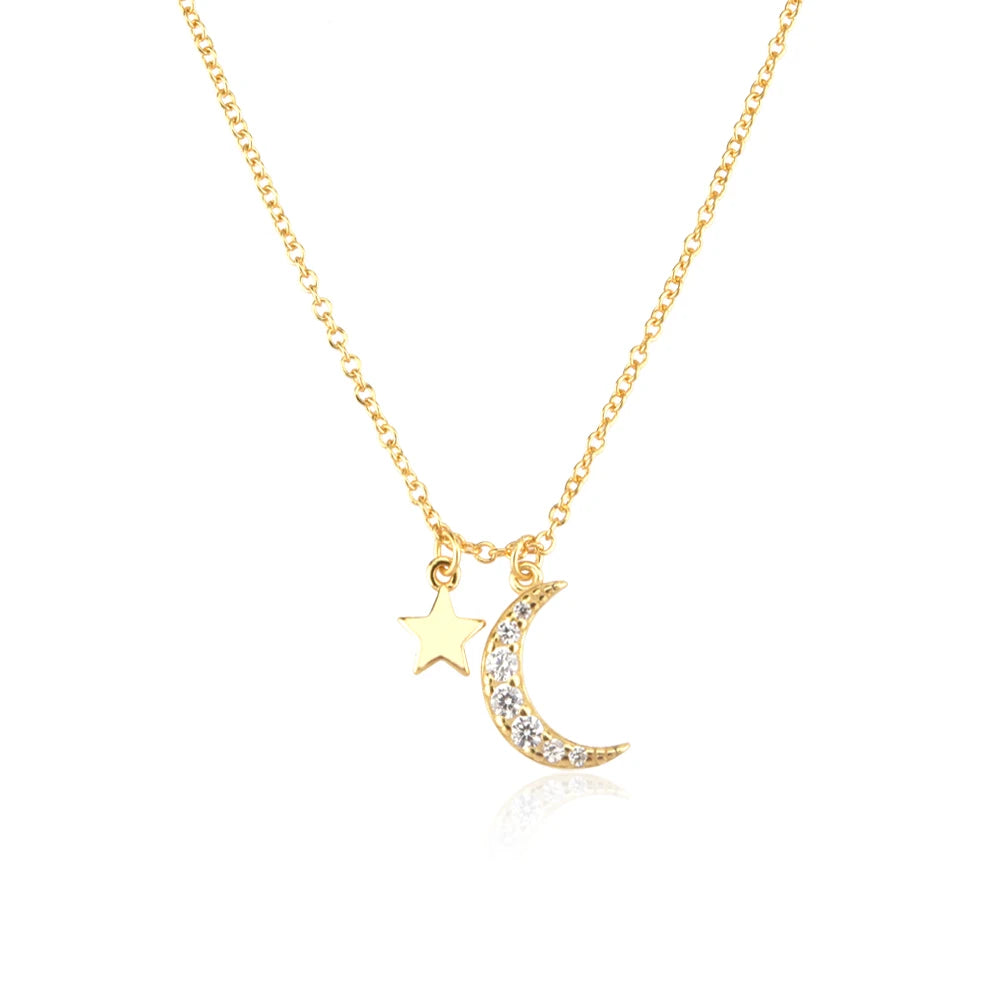 Collier fin avec un pendentif en forme de lune et étoile