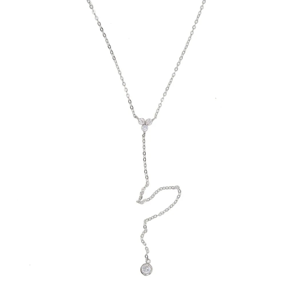 Collier en y de couleur grise avec un petit pendentif circulaire