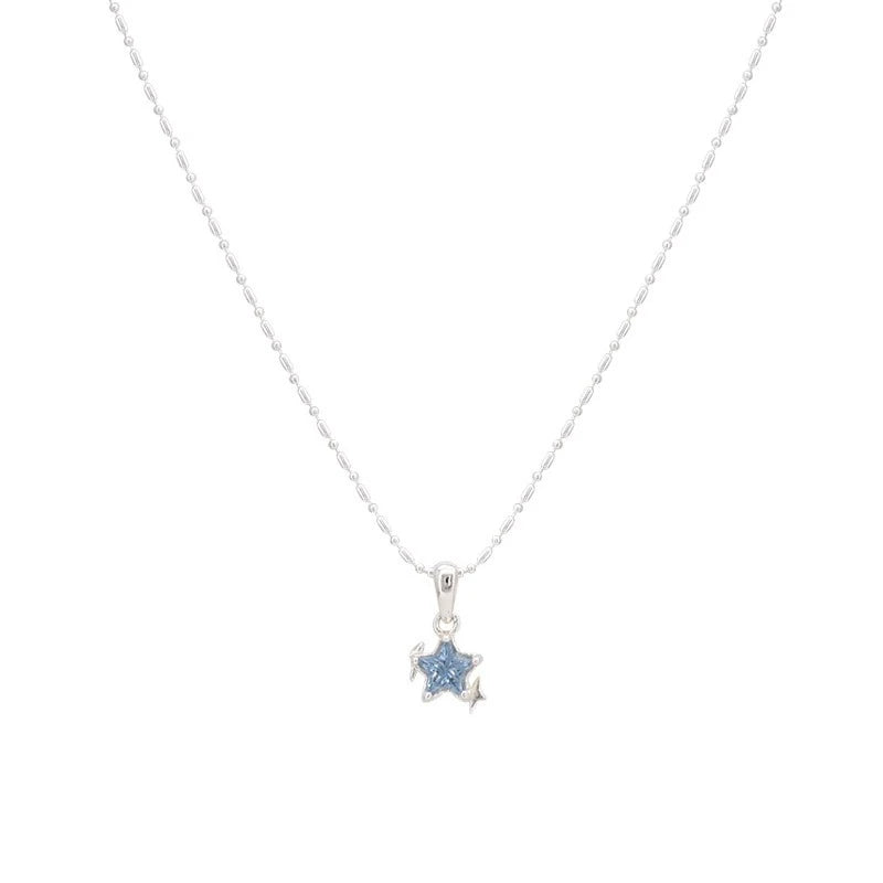 Collier bleu avec une chaîne argentée et un pendentif étoile bleu