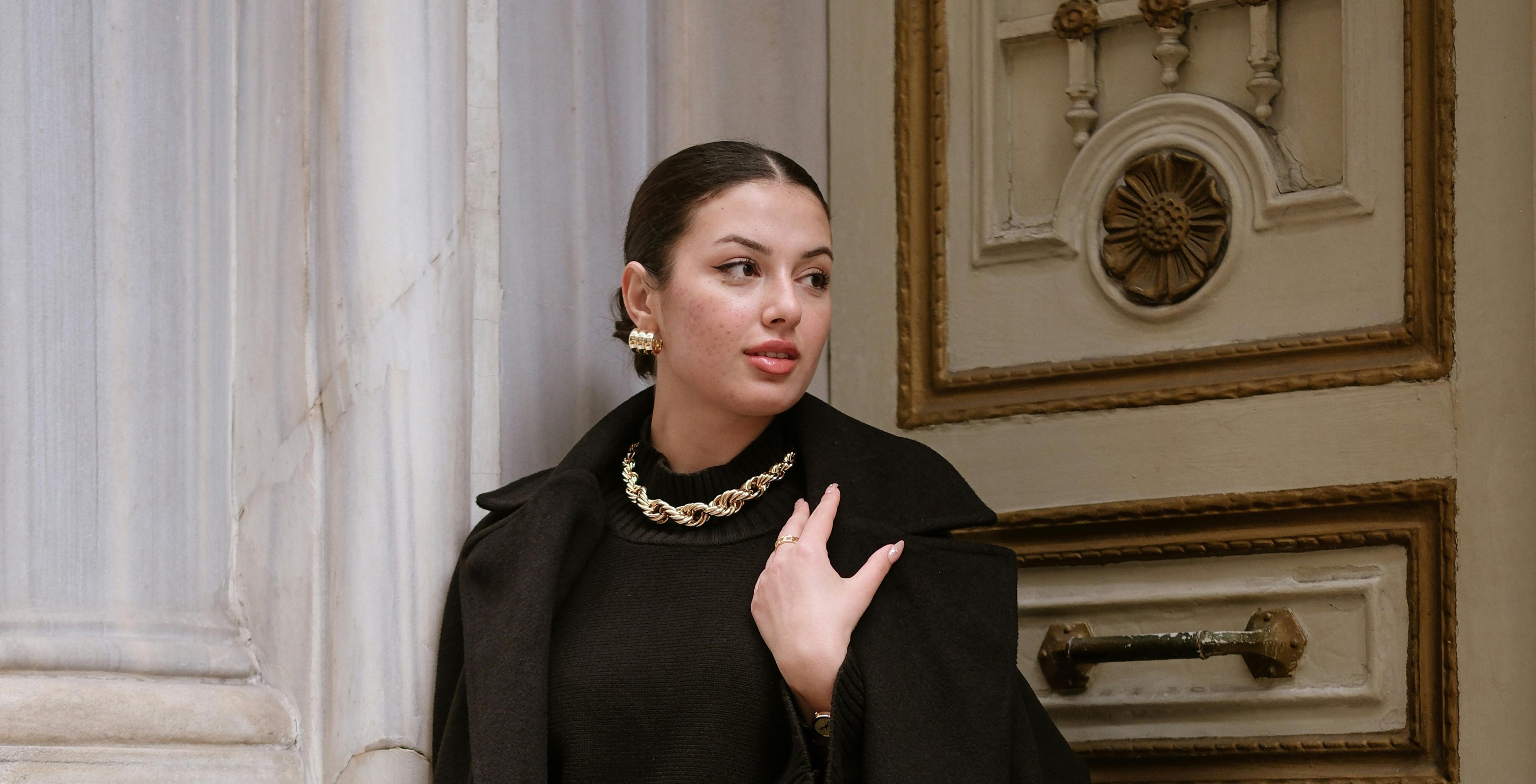 Femme classe avec gros collier doré