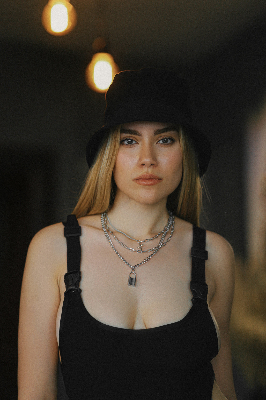 femme portant un collier pour femme avec une tenue noire