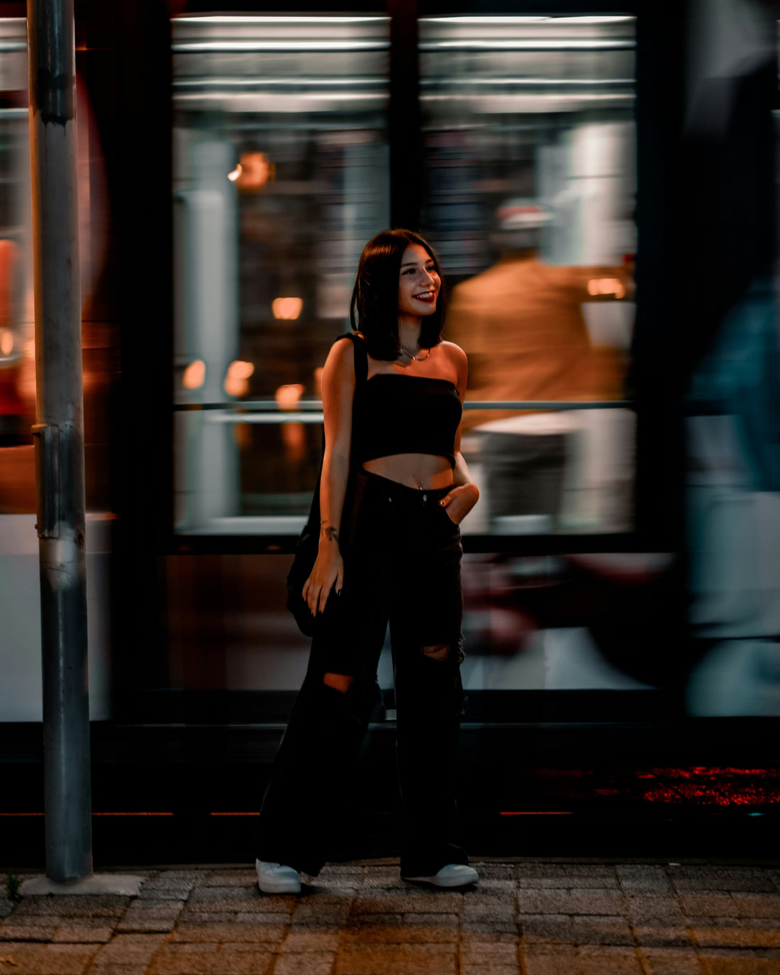 Jeune femme en tenue de soirée et portant un collier