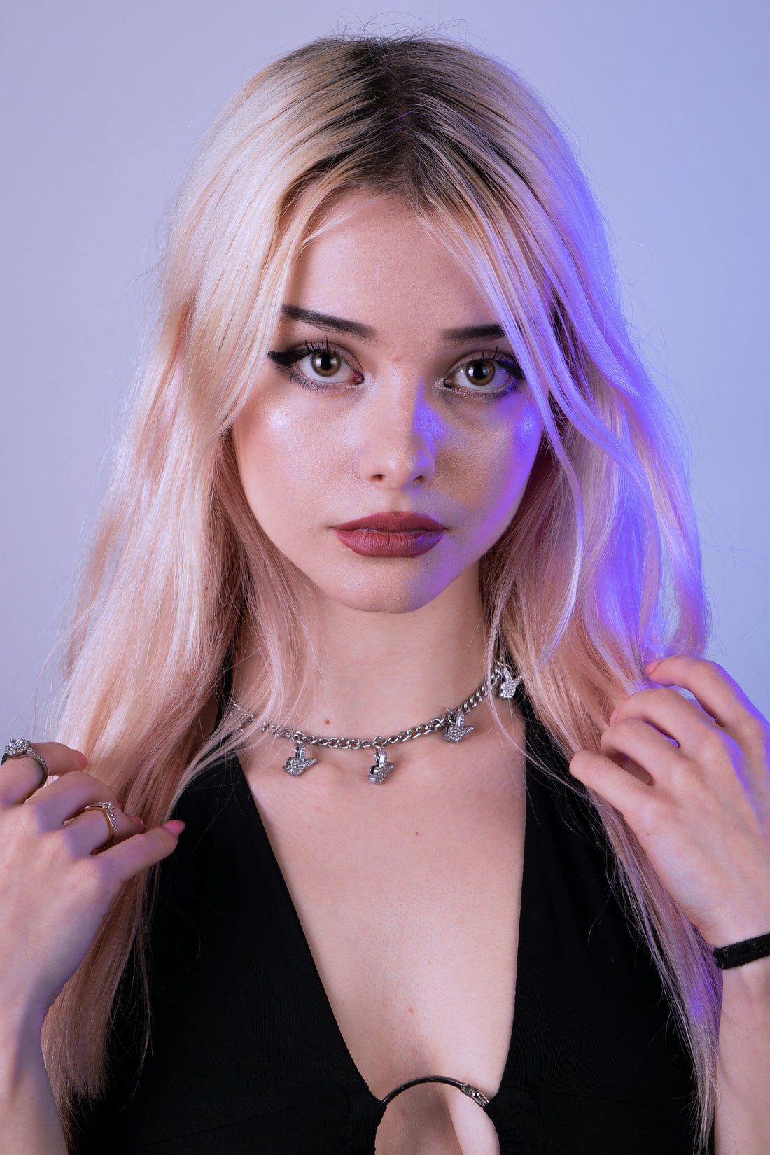 Jeune femme portant un collier argenté
