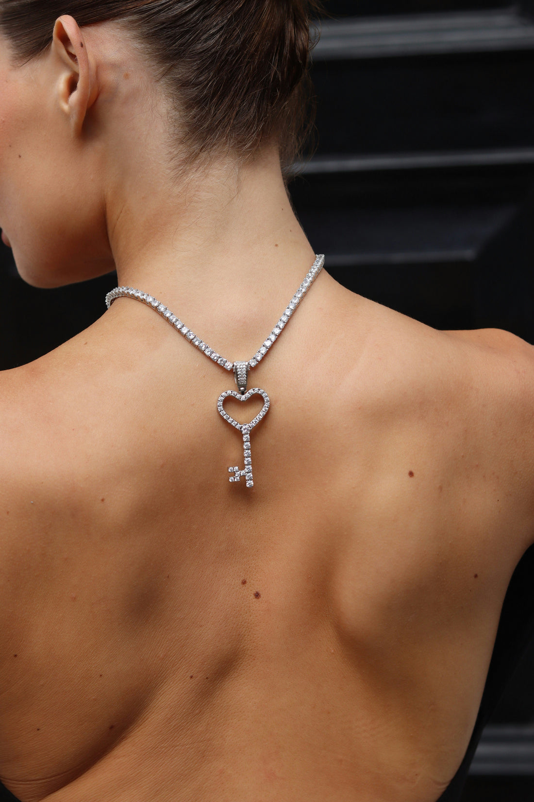 Femme portant des bijoux et un collier original