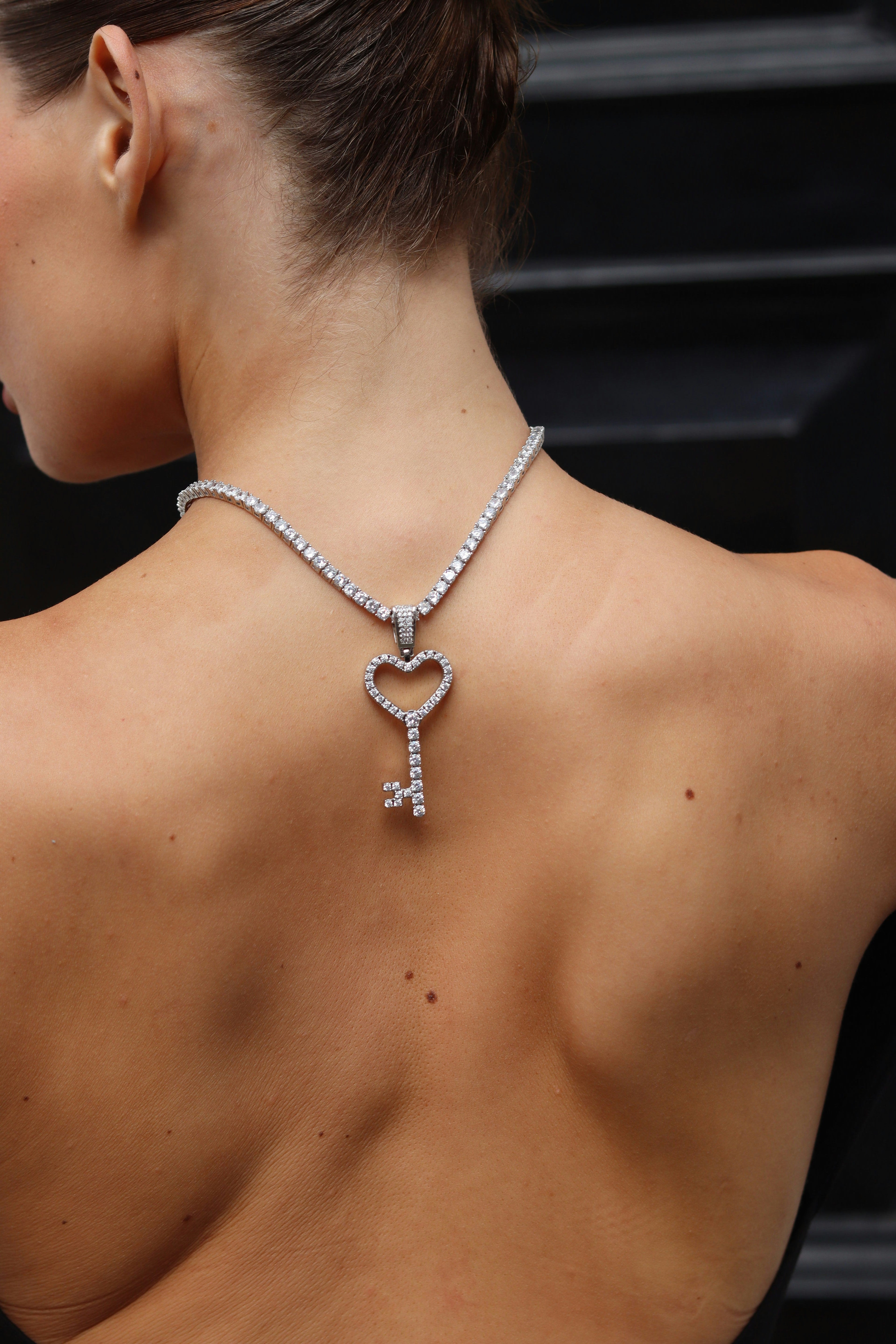 Femme portant des bijoux et un collier original