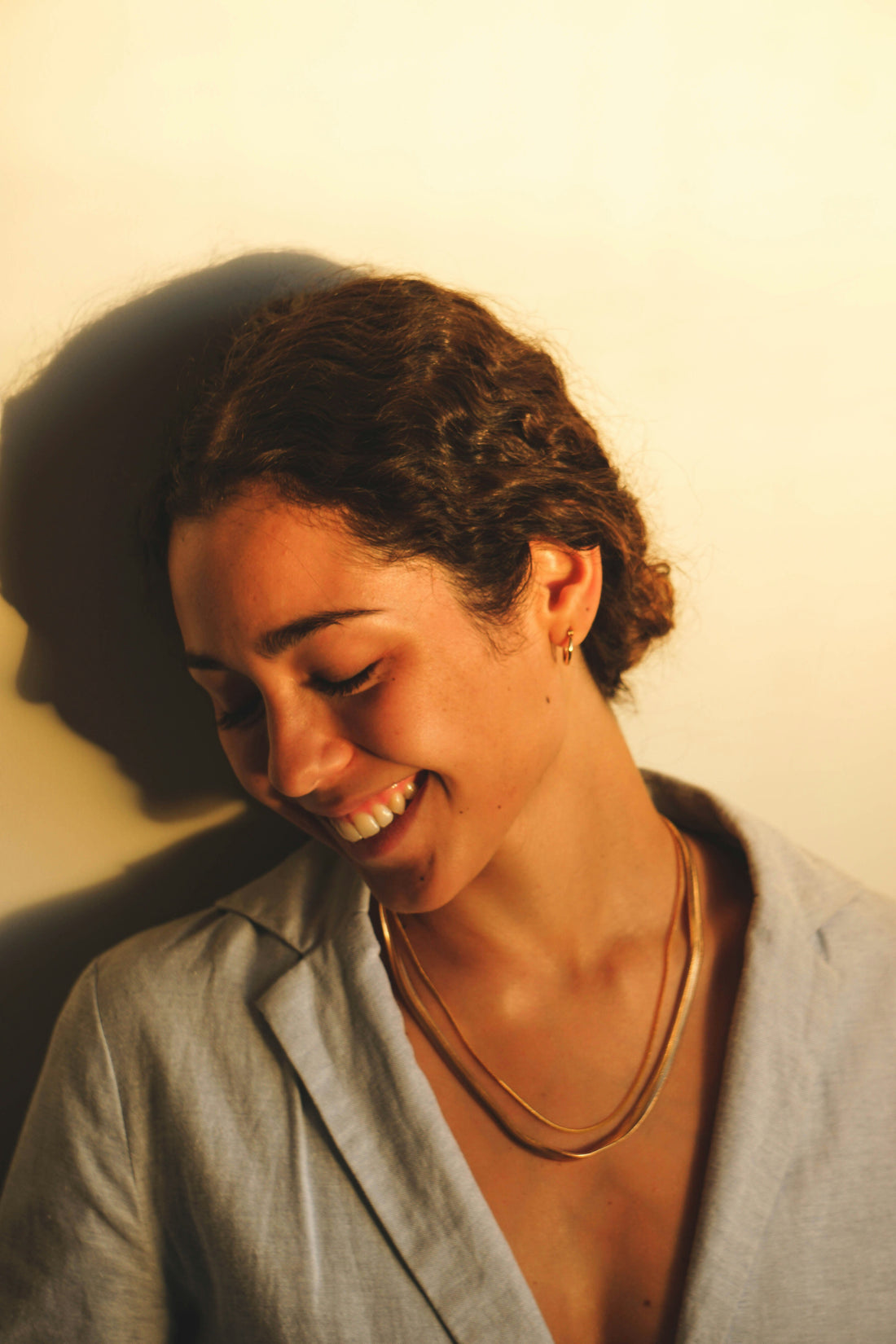 femme souriante portant un collier