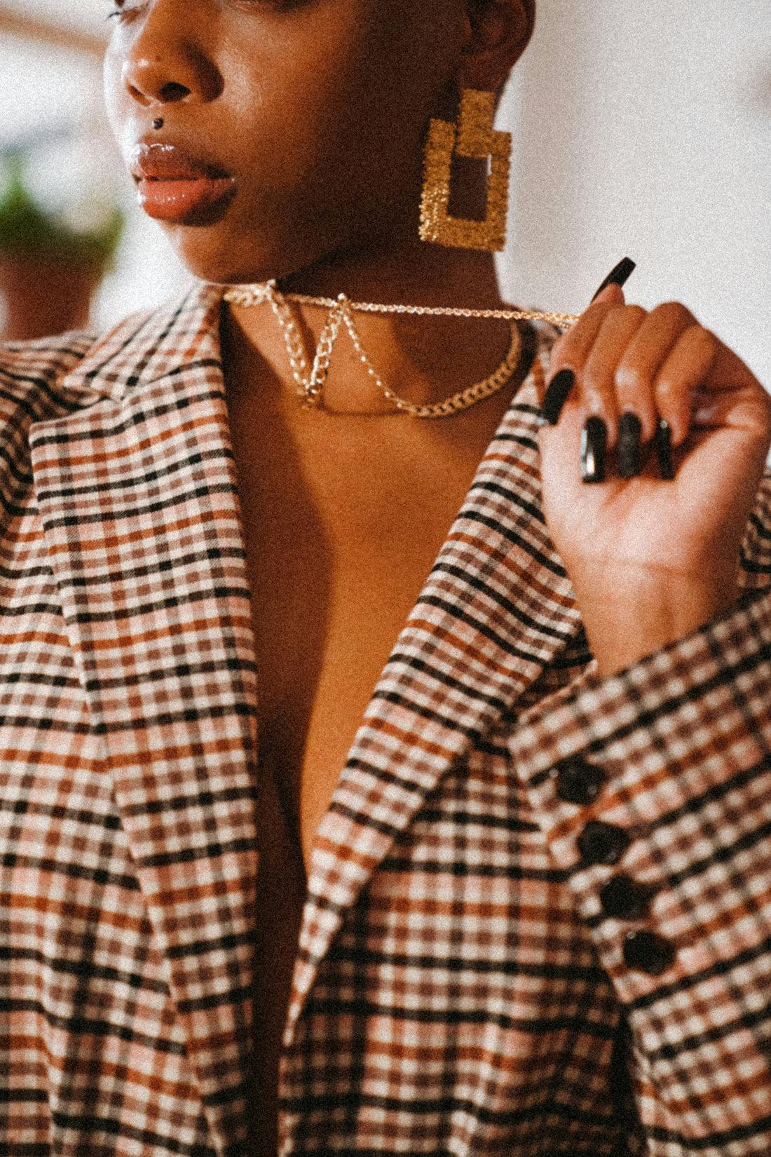 image d'une femme ajustant son collier