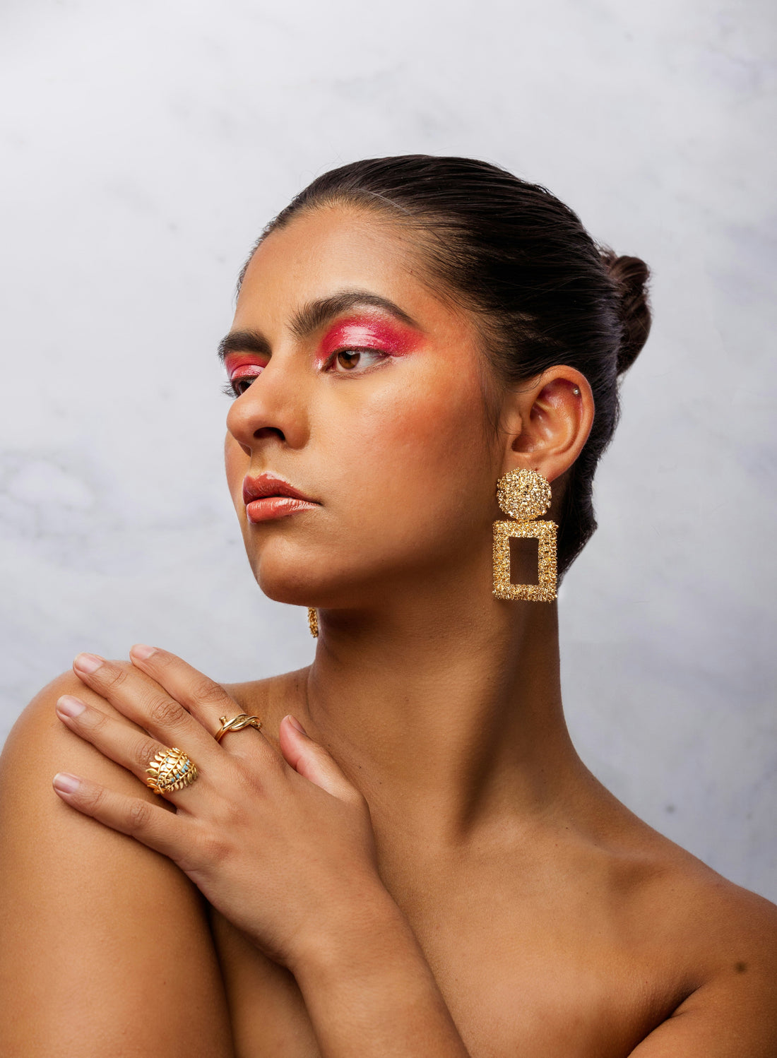 Femme avec plusieurs bijoux