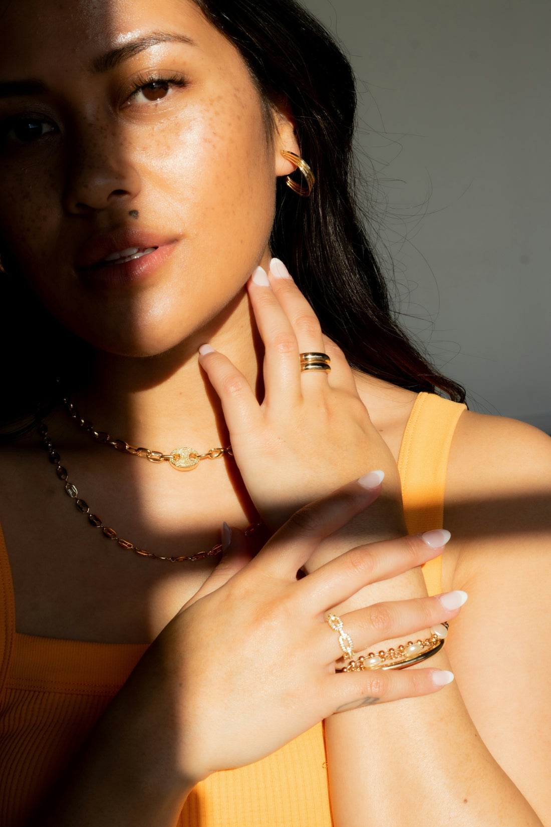 femme portant des bijoux et un beau collier