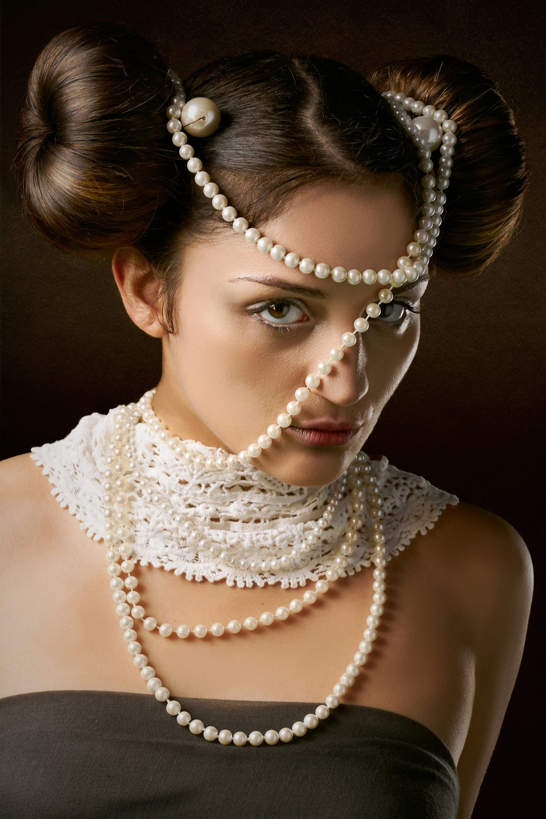 femme avec un long collier en perles