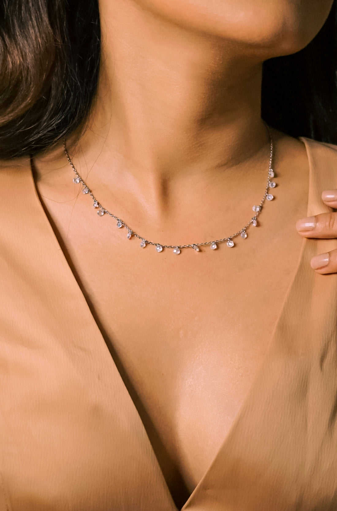 Femme portant un collier de couleur grise