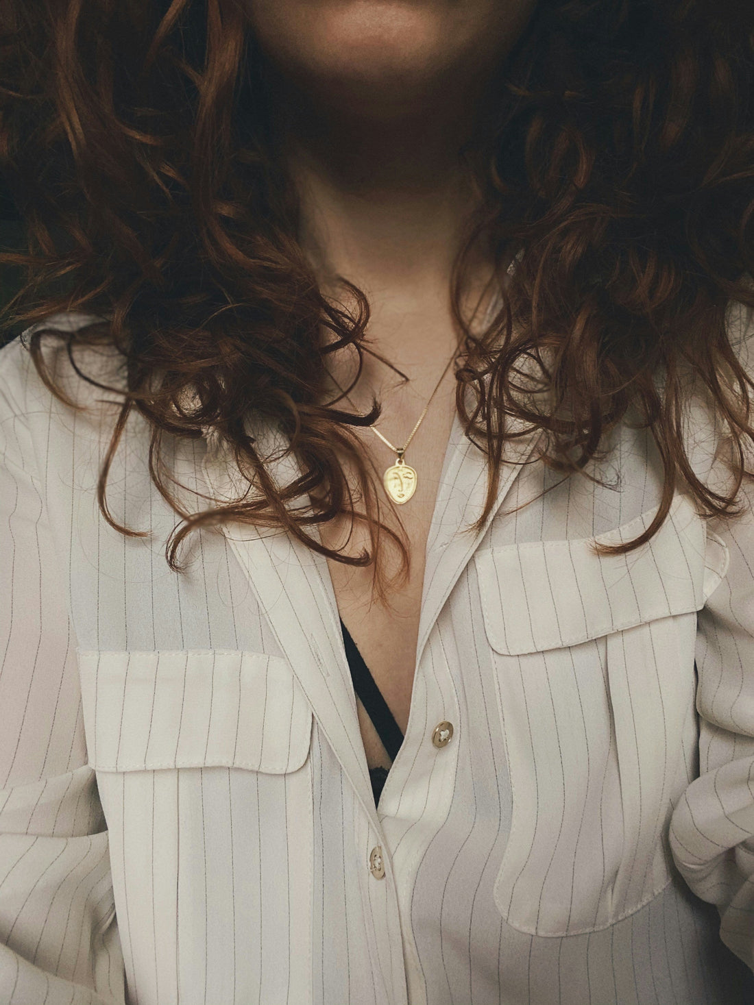 Femme portant un collier avec une chemise