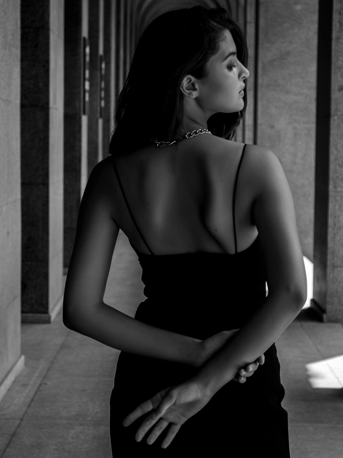 femme avec une tenue élégante et un collier