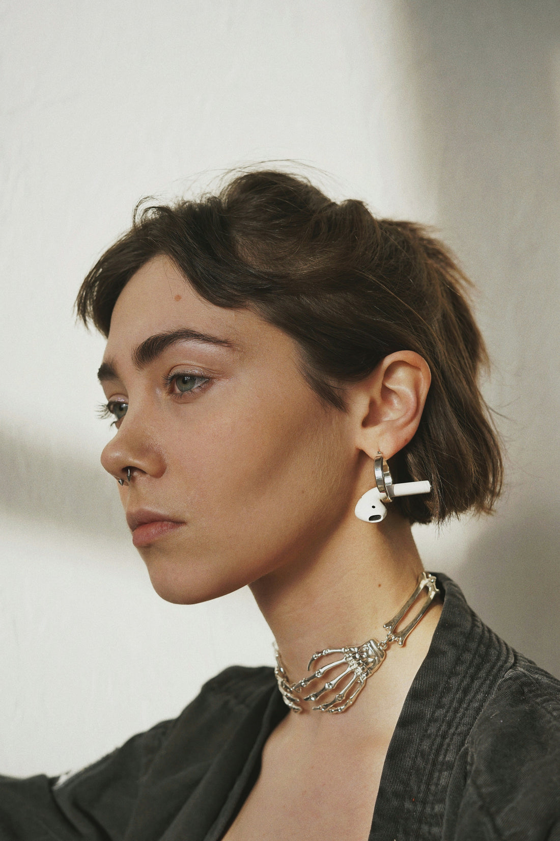 Femme portant un collier très court