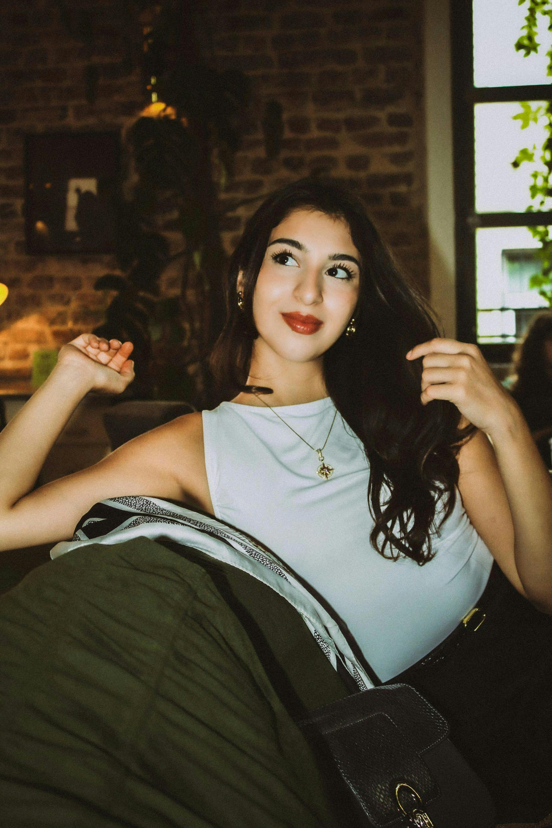 Femme portant un collier fantaisie