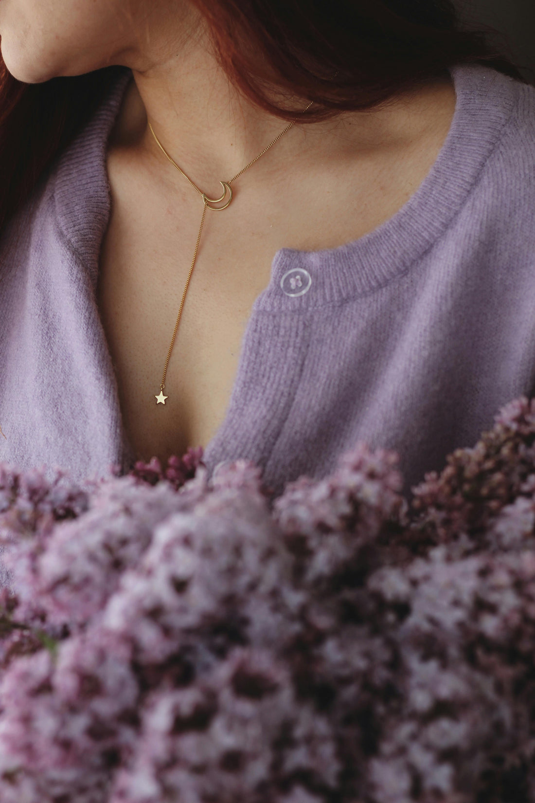femme portant un collier en y