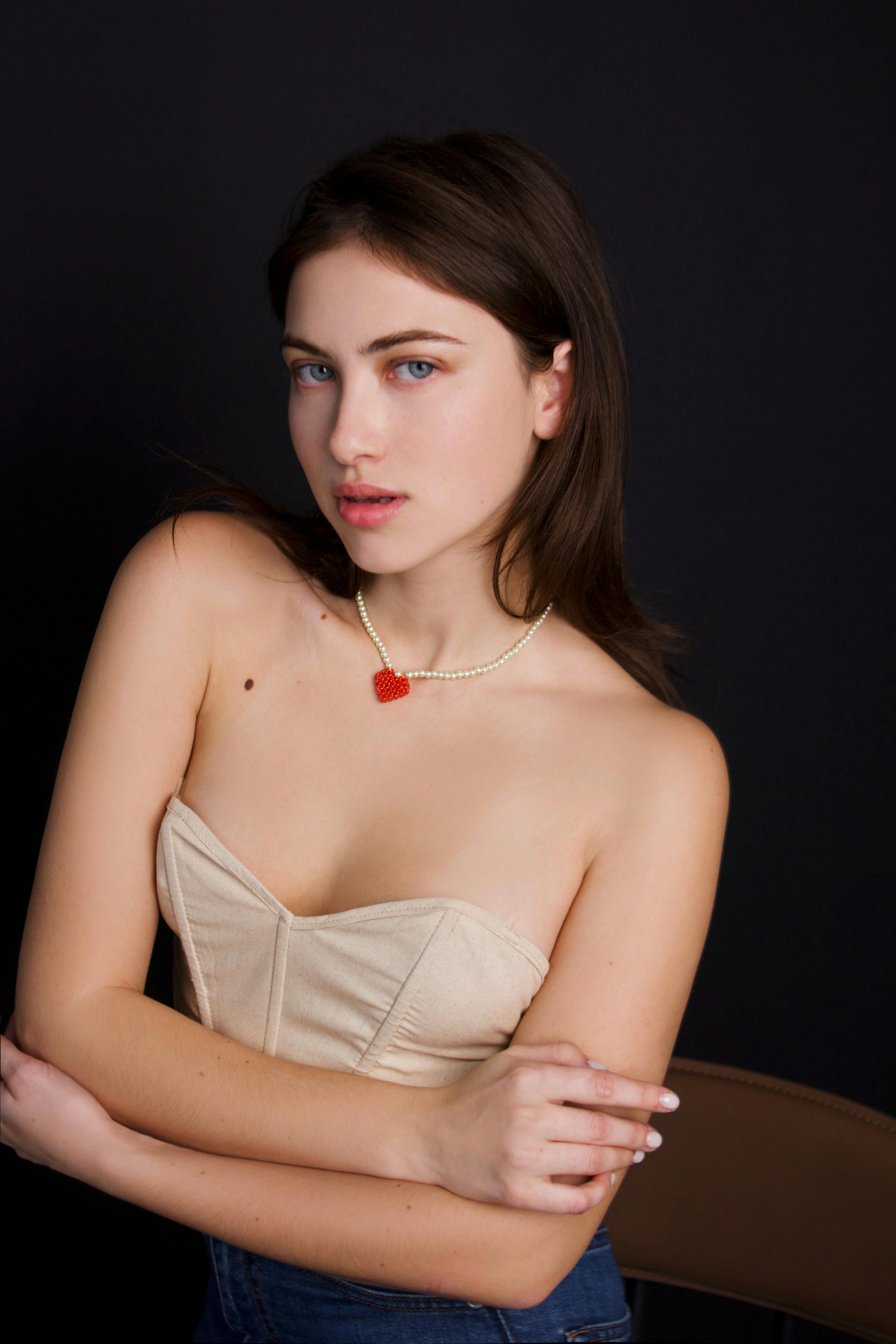 femme portant un collier cœur 