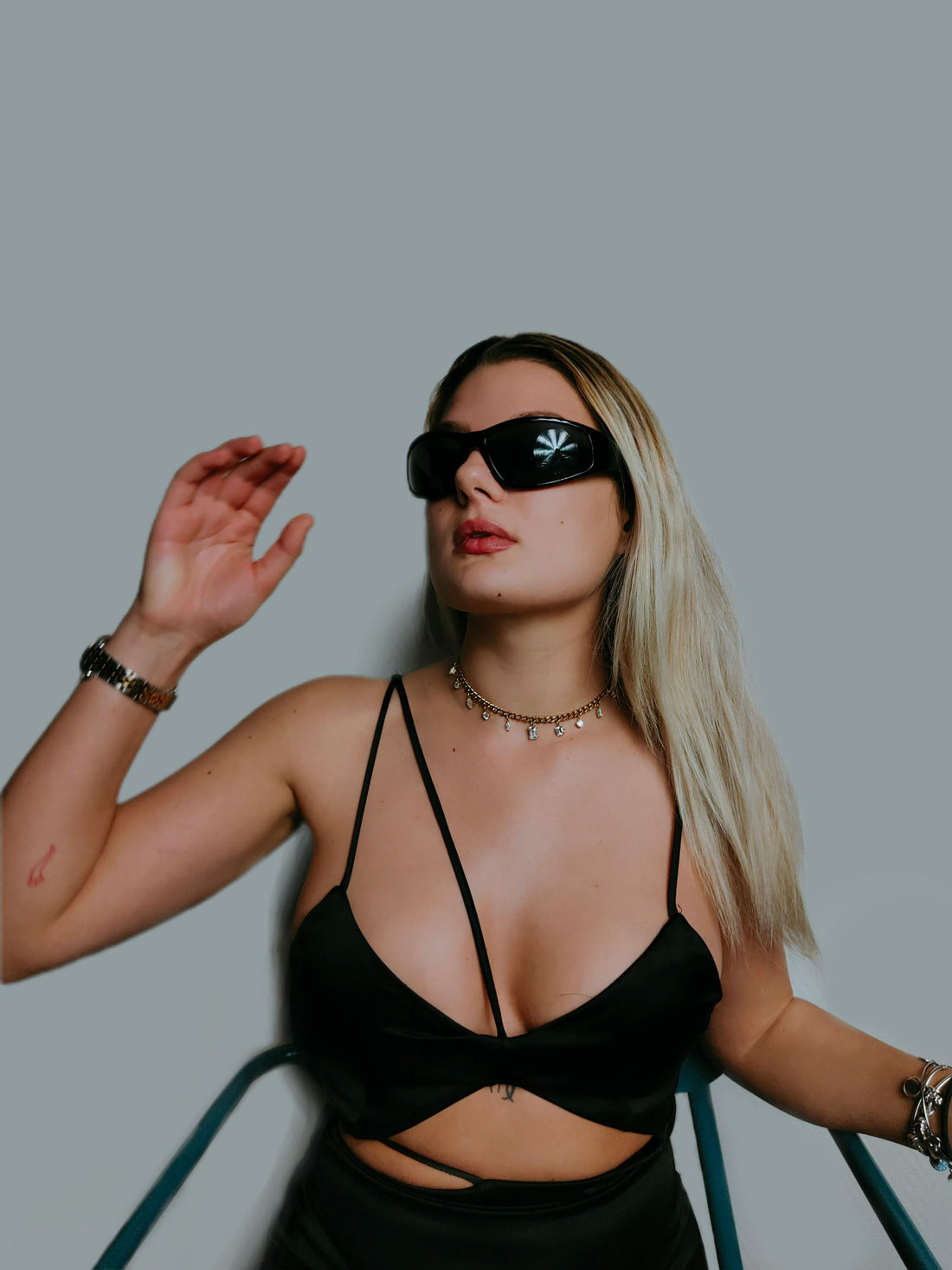 femme portant un collier ras de cou