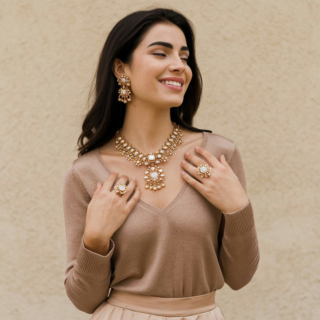 femme avec collier et boucles d'oreille