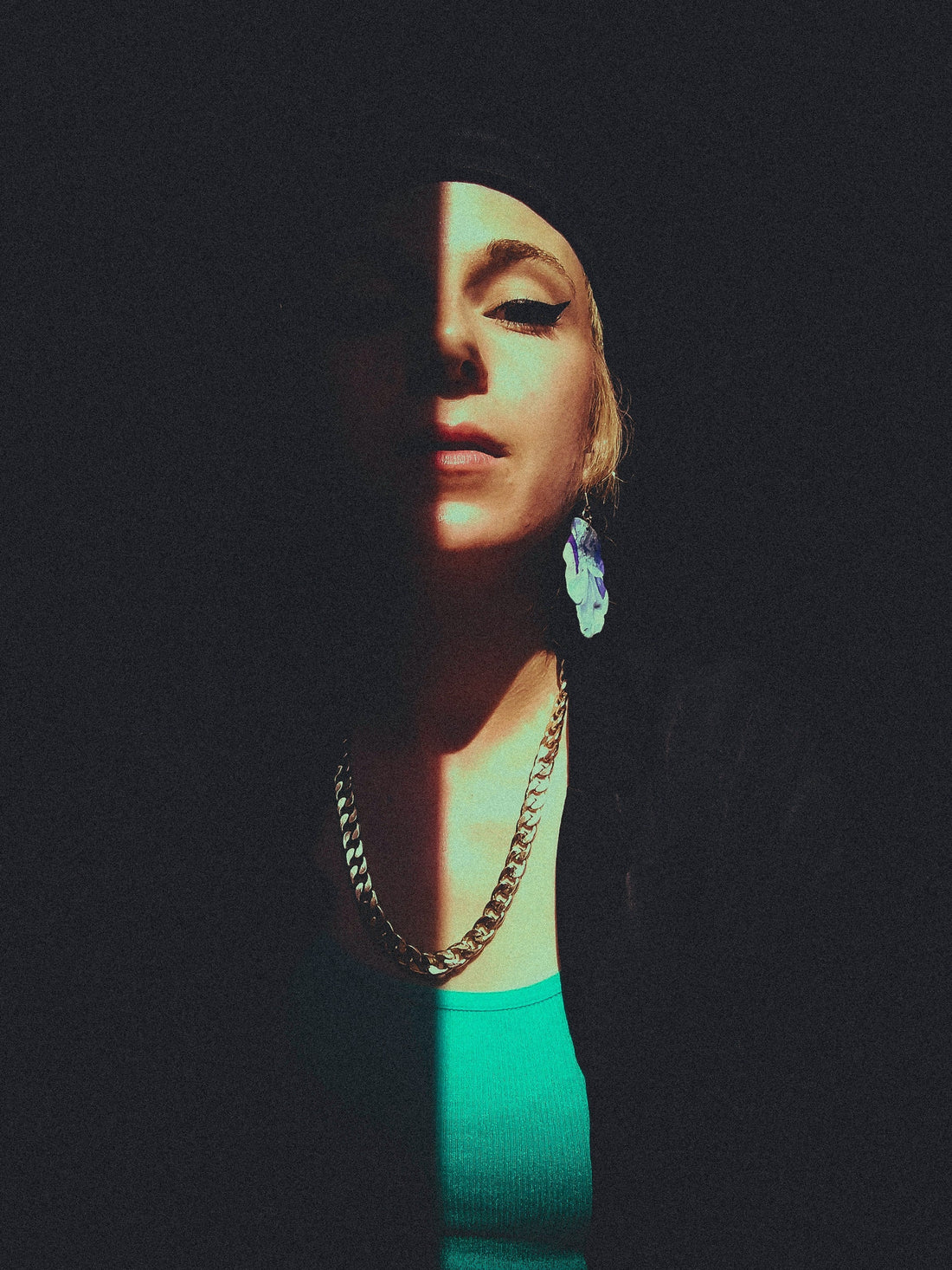 femme portant un collier avec un regard calme