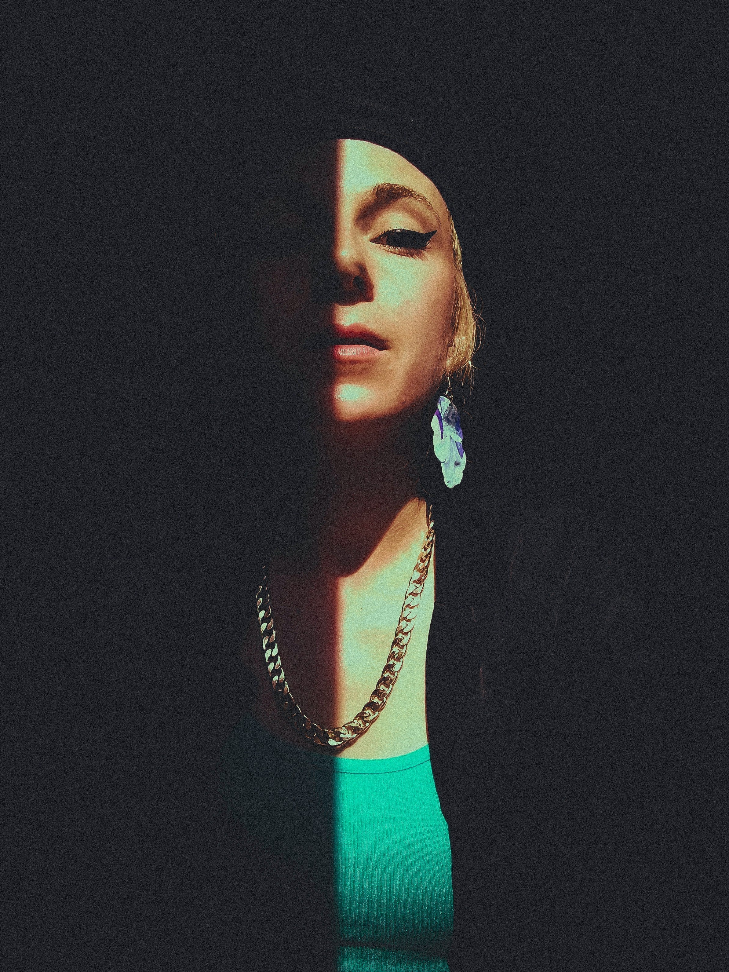 femme portant un collier avec un regard calme