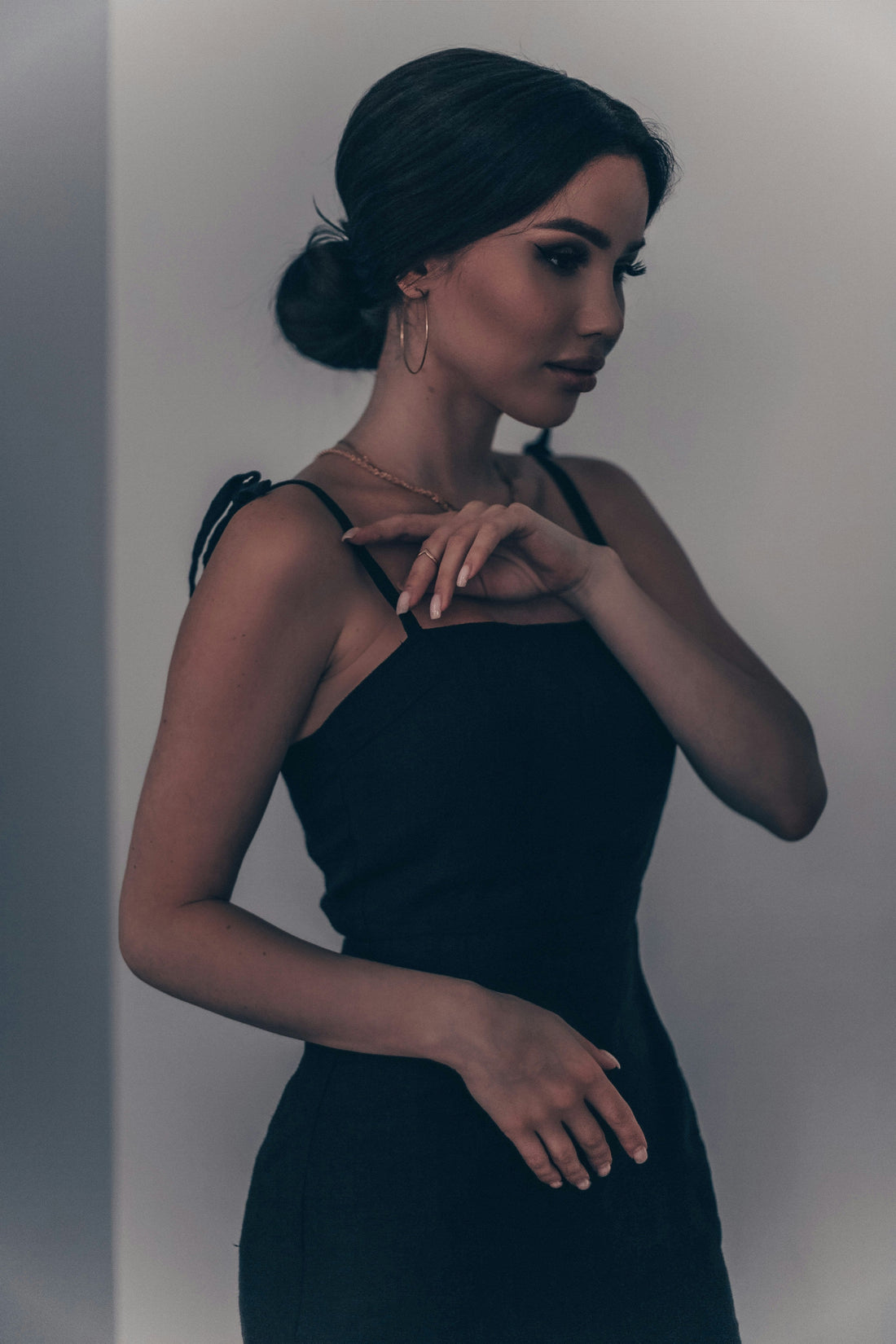 Femme portant des bijoux et un collier fin élégant