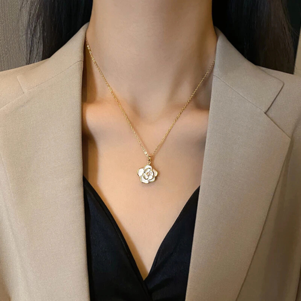 Femme portant un collier blanc