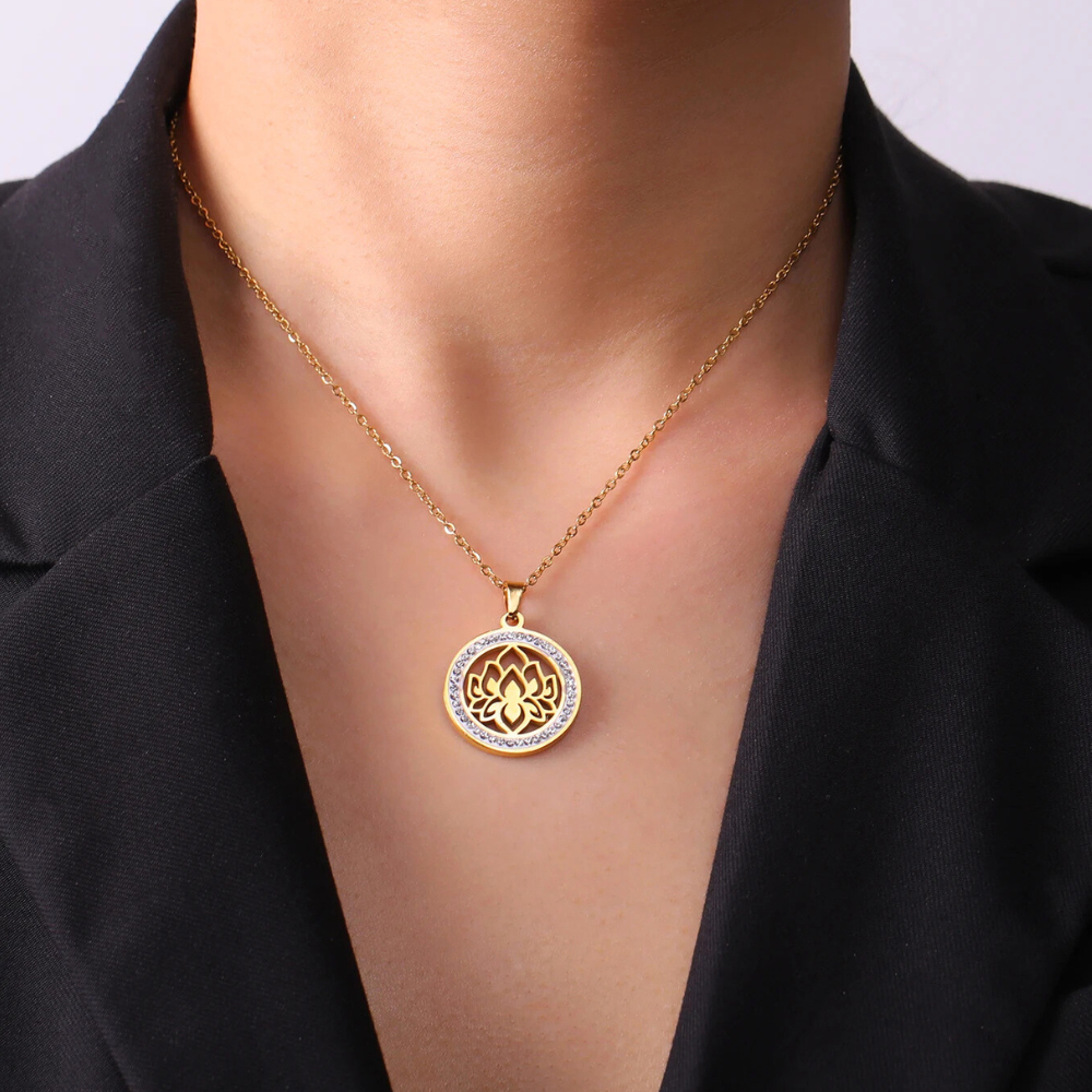 Femme portant un collier fleur 