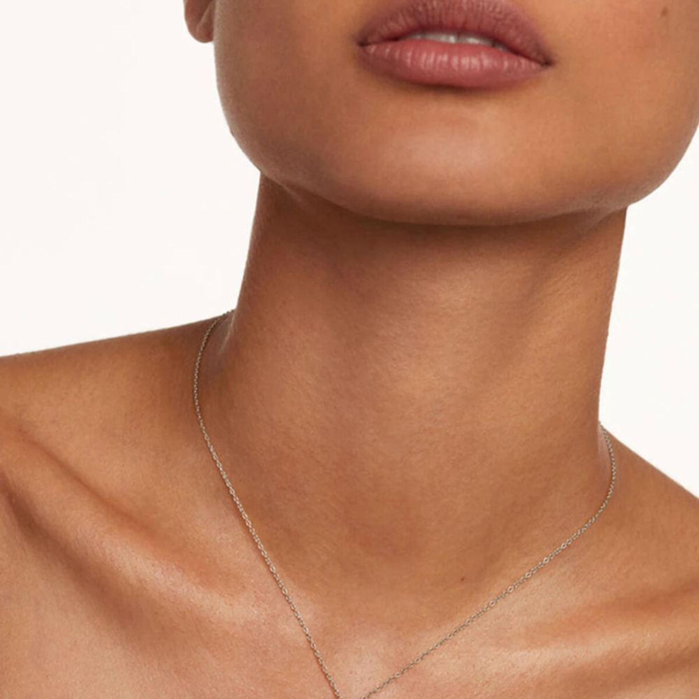 Femme portant un collier minimaliste 