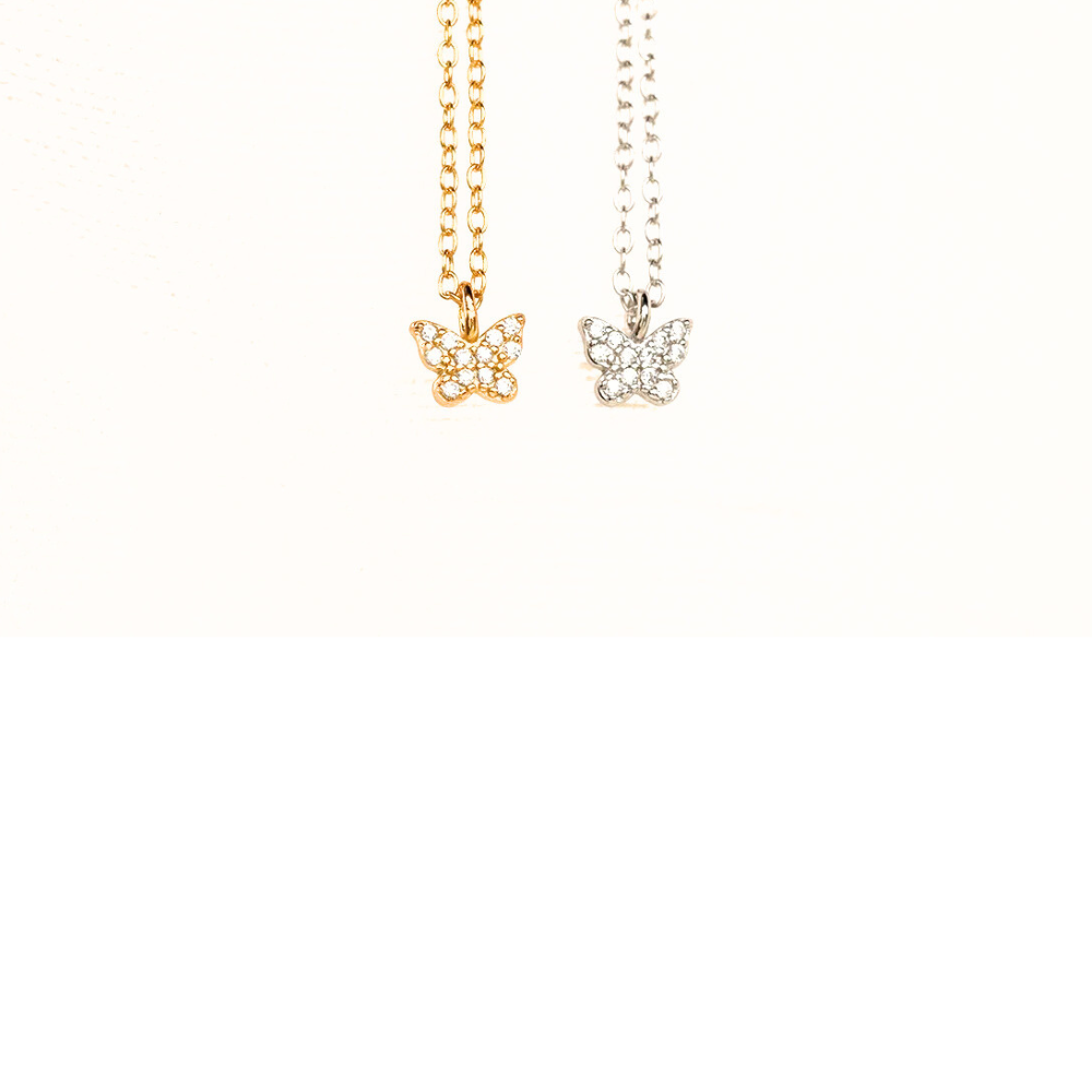 Deux colliers avec pendentifs en forme de papillon