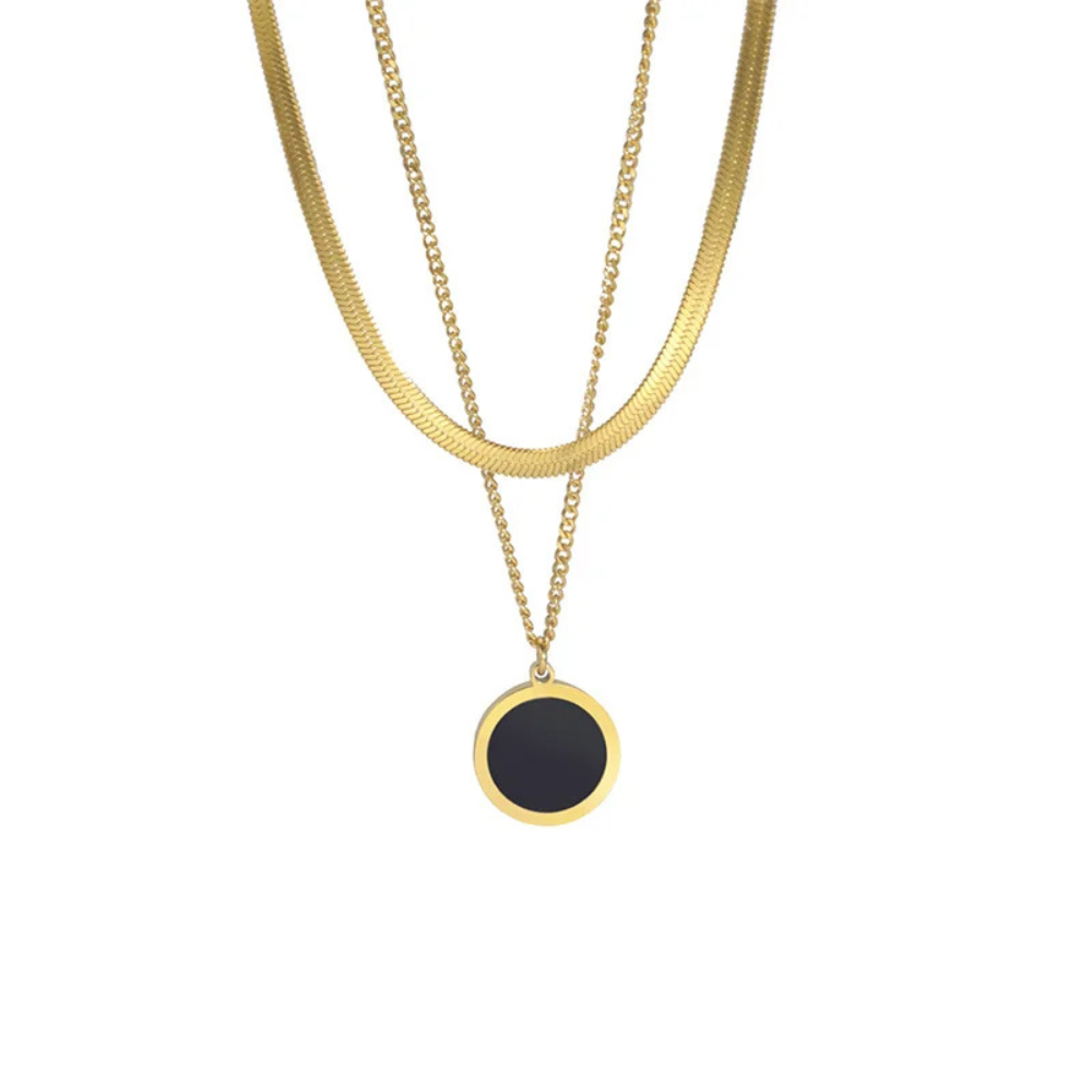 Collier noir avec une chaîne dorée et un pendentif en forme de cercle noir 