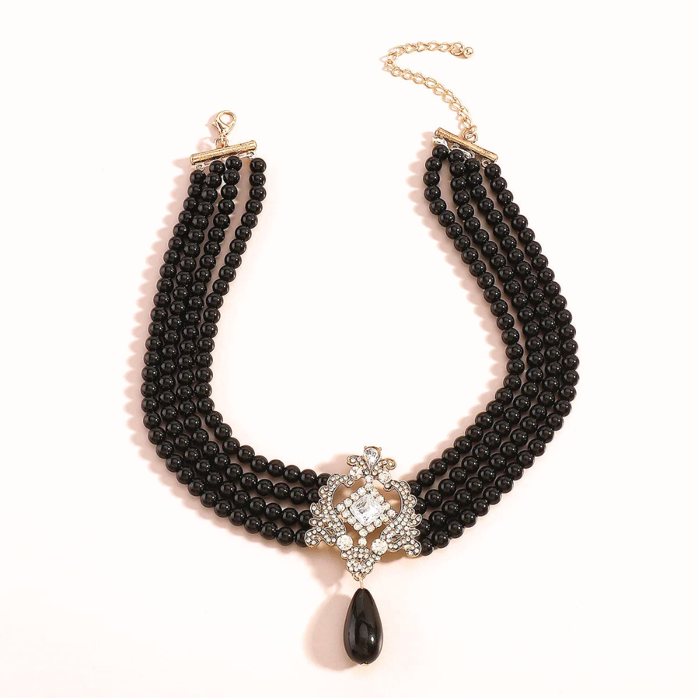 Collier ras de cou de couleur noire à plusieurs rangs 