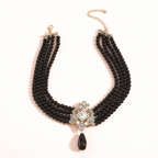 Collier ras de cou de couleur noire à plusieurs rangs 