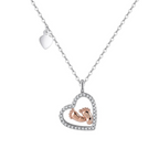 Collier cœur avec un pendentif en forme de petits pieds roses 