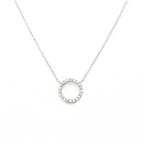 Collier minimaliste avec une épaisseur fine et un pendentif en forme d'anneau