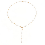 Collier en y avec une chaîne de couleur dorée et des motifs de couleur blanche
