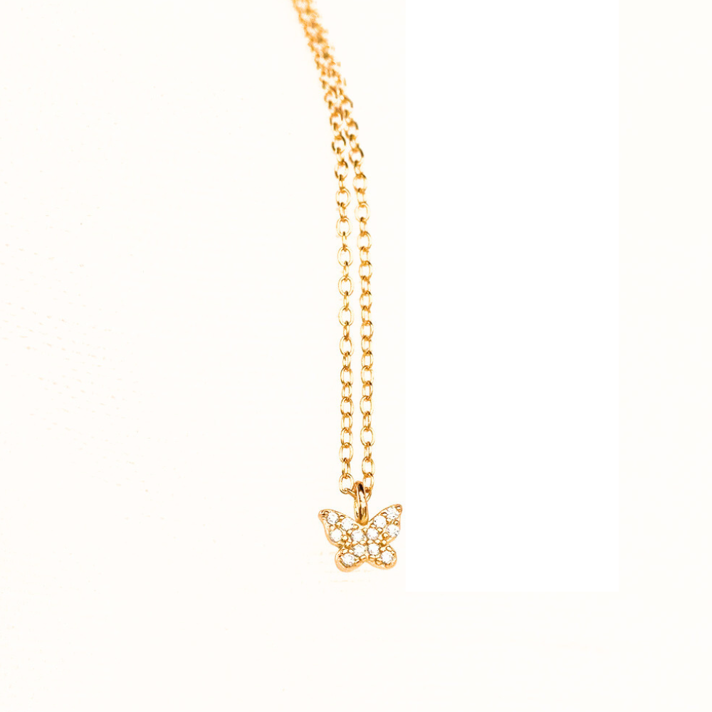 Collier fantaisie pour femme de couleur dorée avec un petit pendentif en forme de papillon